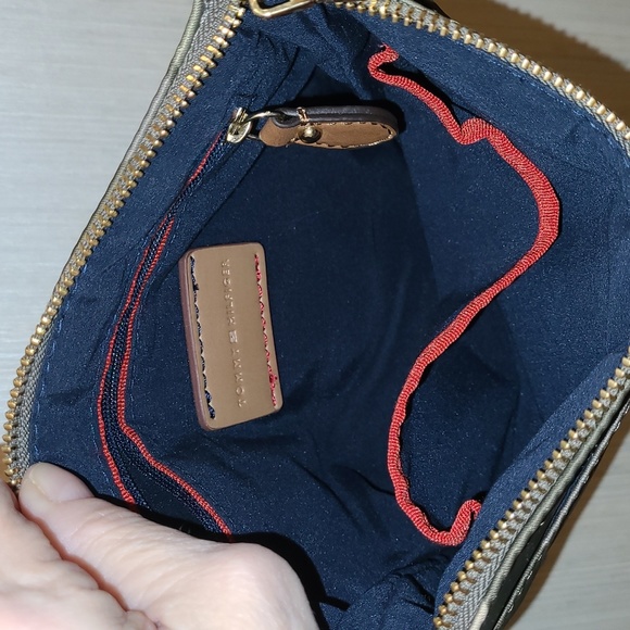 Tommy Hilfiger camo, crossbody. - Picture 3 of 8